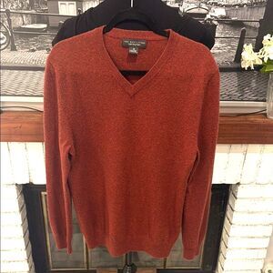 Bloomingdale’s men sweater pull over V-neck long sleeve 100% cashmere Medium Red